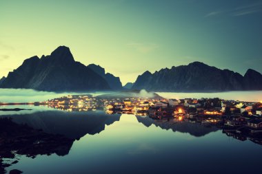 gün batımı zamanında Reine Köyü, Lofoten Adaları, Norveç sis