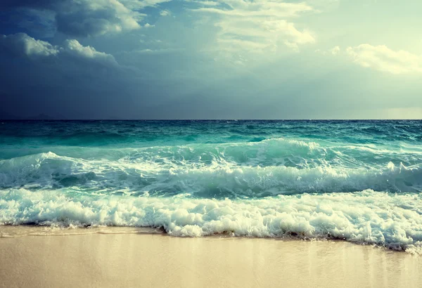 波浪在塞舌尔海滩 — 图库照片