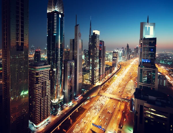 Dubai skyline em horário de pôr do sol, Emirados Árabes Unidos — Fotografia de Stock