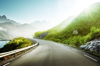 Yol ve sis, Lofoten adaları, Norveç