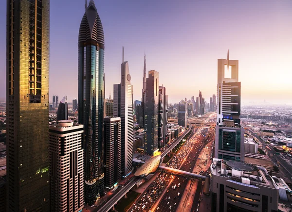 Dubai şehir silüetinin günbatımı zamanında, Birleşik Arap Emirlikleri — Stok fotoğraf
