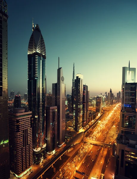 Dubai skyline en la hora de la puesta del sol, Emiratos Árabes Unidos — Foto de Stock