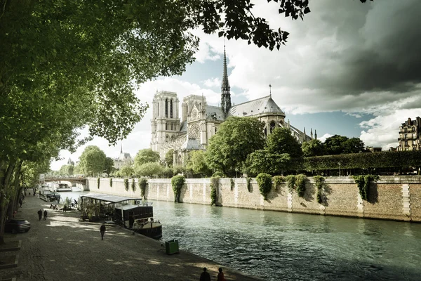 Seine och Notre Dame de Paris, Paris, Frankrike — Stockfoto