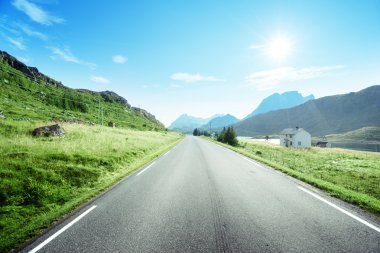 yol ve sis, Lofoten Adası, Norveç