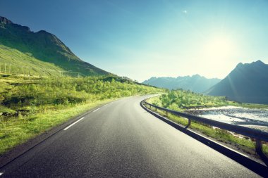 Deniz kenarındaki yol, Lofoten Adası, Norveç