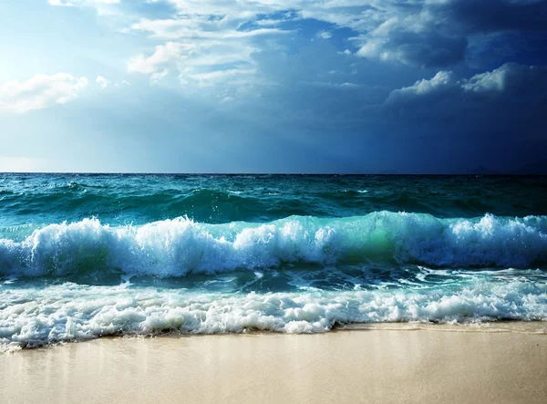 Seychelle-szigeteki strandon hullámok — Stock Fotó