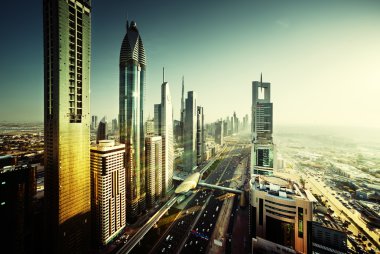 Dubai şehir silüetinin günbatımı zamanında, Birleşik Arap Emirlikleri