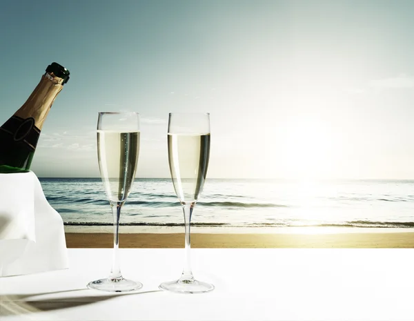 Champaign Gafas y puesta de sol en la playa de Seychelles — Foto de Stock