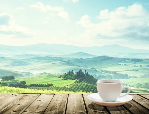 Tazza di caffè e colline toscane, Italia — Foto Stock