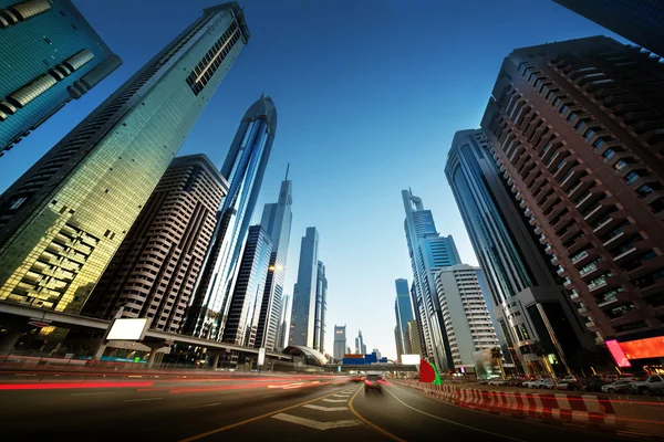 Sheikh Zayed Road en la hora de la puesta del sol, Dubai, Emiratos Árabes Unidos — Foto de Stock