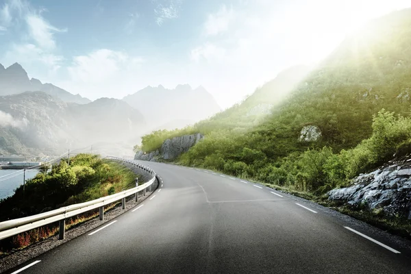 Strada e nebbia, Isole Lofoten, Norvegia — Foto Stock