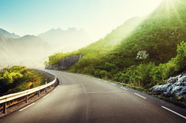 Yol ve sis, Lofoten adaları, Norveç