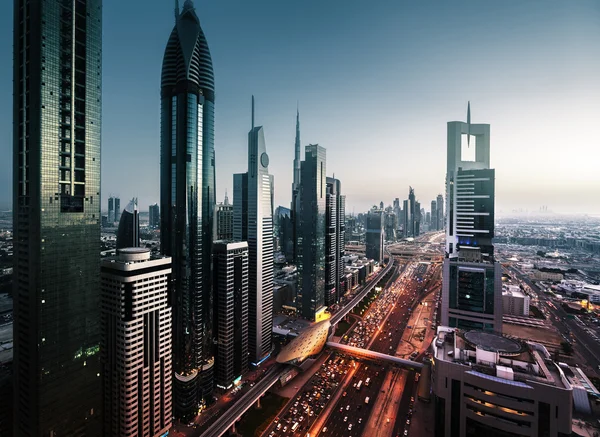 Dubai skyline em horário de pôr do sol, Emirados Árabes Unidos — Fotografia de Stock