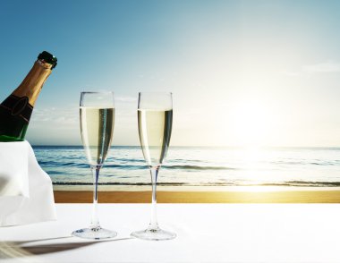 Champaign gözlük ve Seyşeller sahilde günbatımı