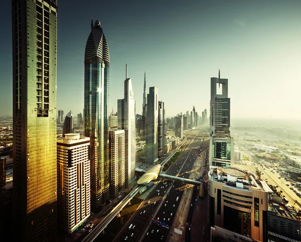 Dubai skyline en la hora de la puesta del sol, Emiratos Árabes Unidos — Foto de Stock