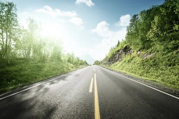 Carretera de verano en montaña, Noruega — Foto de Stock