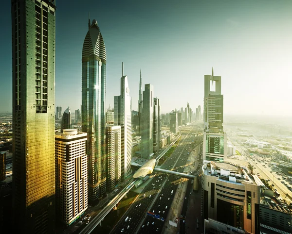 Dubai skyline en la hora de la puesta del sol, Emiratos Árabes Unidos — Foto de Stock