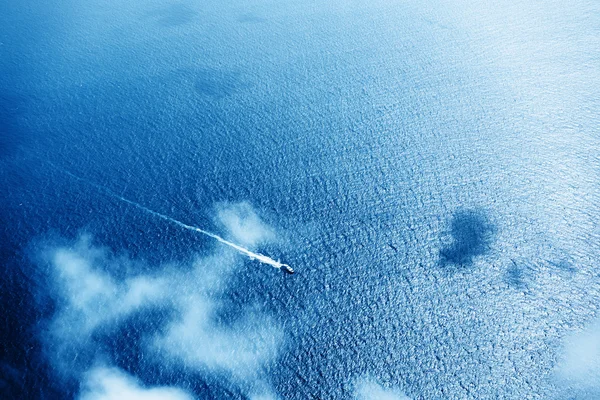 Speedboot auf dem tropischen Meer, Seychellen — Stockfoto
