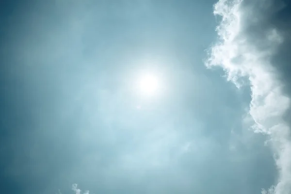 Céu azul e sol — Fotografia de Stock