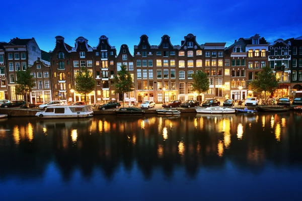 Kanal in Amsterdam bei Nacht, Niederlande — Stockfoto