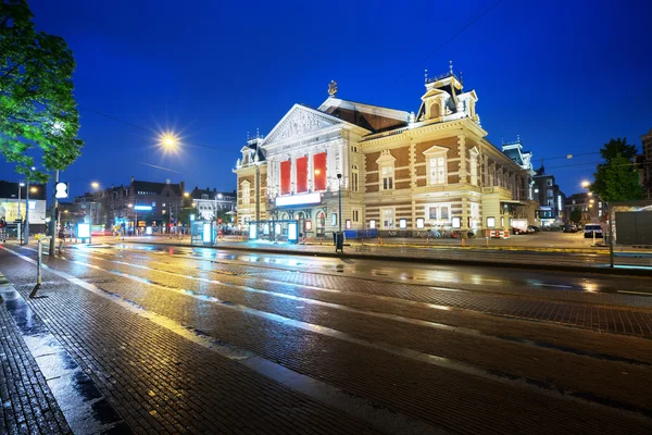 Concert gebouw in Amsterdam bij nacht, Nederland — Stockfoto