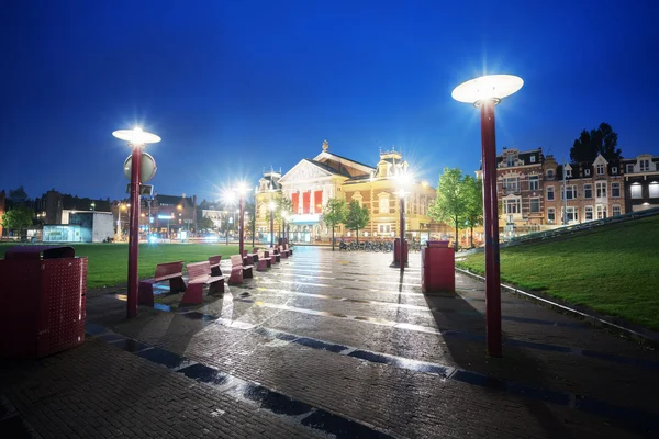 Konserthuset i Amsterdam på natten, Nederländerna — Stockfoto