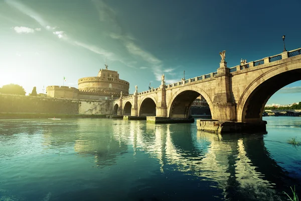 Κάστρο Sant Angelo και γέφυρα στην ώρα της Δύσης, Ρώμη, Ιταλία — Φωτογραφία Αρχείου