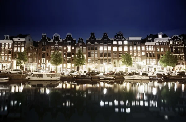 Canal en Amsterdam por la noche, Países Bajos —  Fotos de Stock