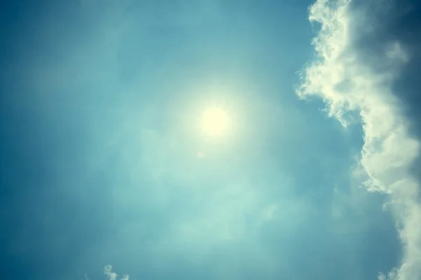 Cielo azul y sol — Foto de Stock