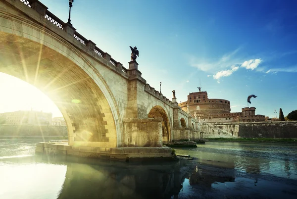 Sant angelo burg und brücke im sonnenuntergang, rom, italien — Stockfoto