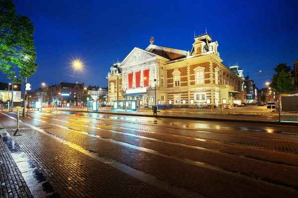 Konzertgebäude in Amsterdam bei Nacht, Niederlande — Stockfoto