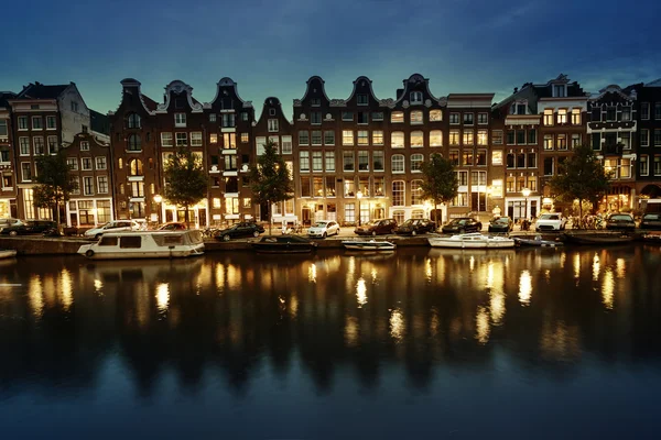 到了晚上，荷兰阿姆斯特丹运河 — 图库照片