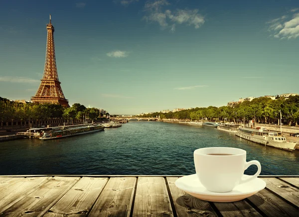 Café sobre mesa y torre Eiffel en París — Foto de Stock