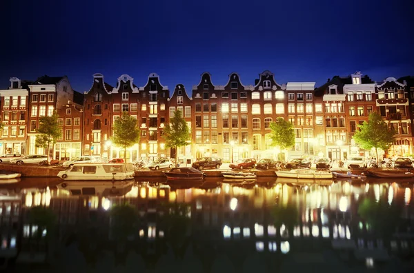 Canal em Amsterdã à noite, Holanda — Fotografia de Stock