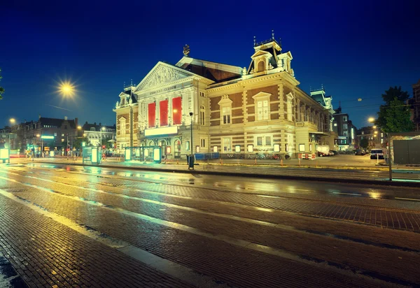 Concert gebouw in Amsterdam bij nacht, Nederland — Stockfoto