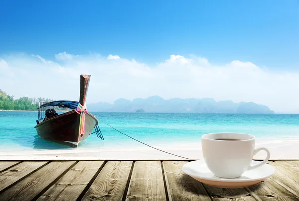 タイのビーチと一杯のコーヒー — ストック写真