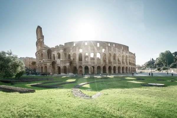 Coliseo en Roma y sol de la mañana, Italia —  Fotos de Stock