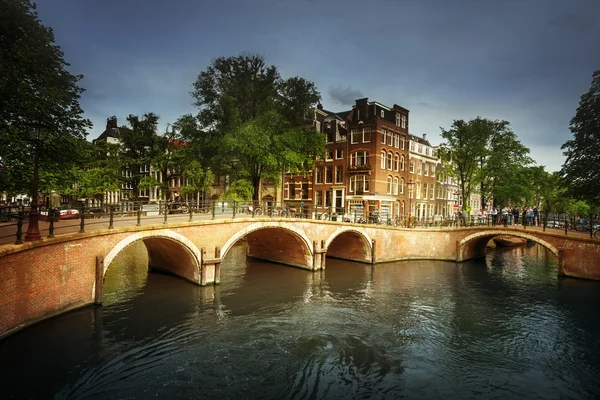 Amsterdam canales con puente y casas típicas, Holanda —  Fotos de Stock