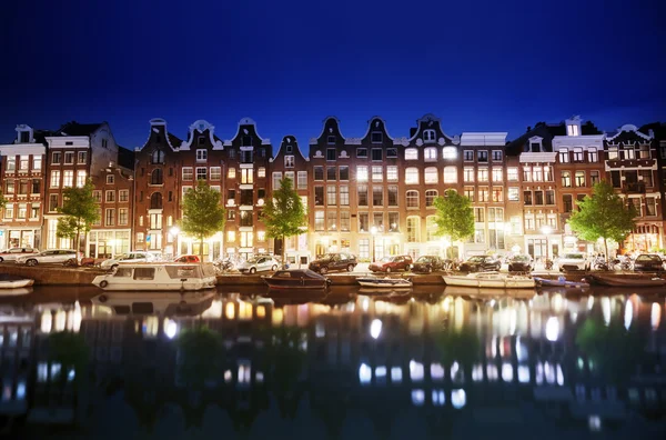 Kanal in Amsterdam bei Nacht, Niederlande — Stockfoto