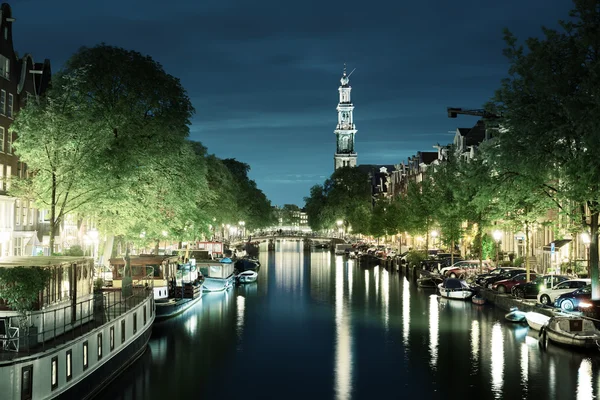 Westerkerk templom torony a csatorna Amszterdam, Hollandia — Stock Fotó