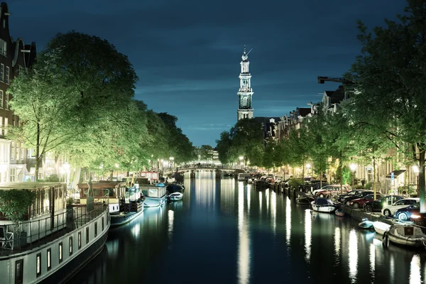 Torre de la iglesia de Westerkerk en el canal en Amsterdam, Países Bajos —  Fotos de Stock