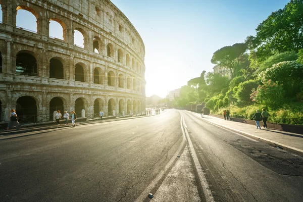 Route vers Colisée à l'heure du coucher du soleil, Rome, Italie — Photo