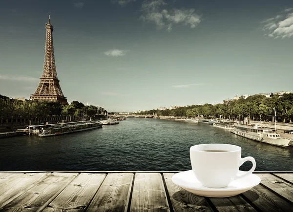 Coffee on table and Eiffel tower in Paris — Stock Photo, Image