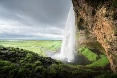 Yaz mevsiminde Seljalandfoss Şelalesi, İzlanda