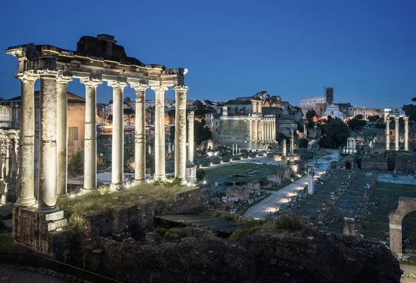 Fórum Romano em Roma ao pôr do sol, Itália — Fotografia de Stock