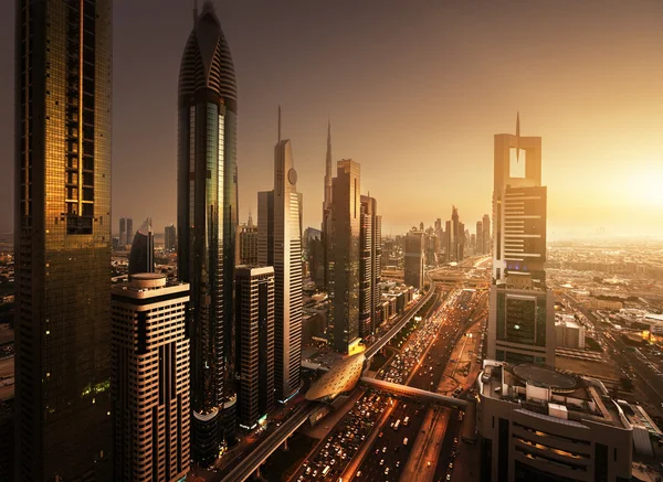 Dubai skyline en la hora de la puesta del sol, Emiratos Árabes Unidos —  Fotos de Stock