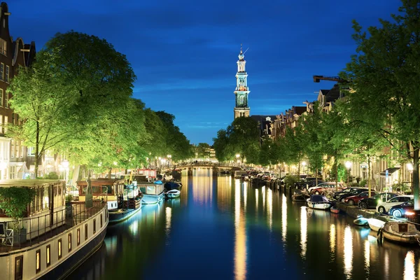 Torre de la iglesia de Westerkerk en el canal en Amsterdam, Países Bajos —  Fotos de Stock