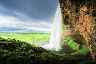 Yaz mevsiminde Seljalandfoss Şelalesi, İzlanda