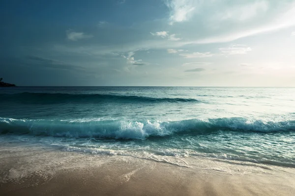 Pôr do sol na praia das Seychelles — Fotografia de Stock