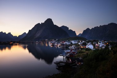 günbatımı zamanı Reine Köyü, Lofoten Adaları, Norveç